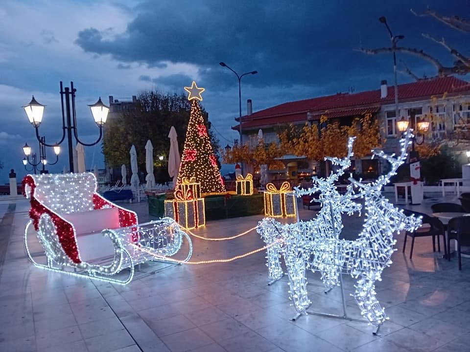 «Μύρισε» Χριστούγεννα στην Εύβοια – Στολίστηκε η «Αρχόντισσα» Κύμη (εικόνες)