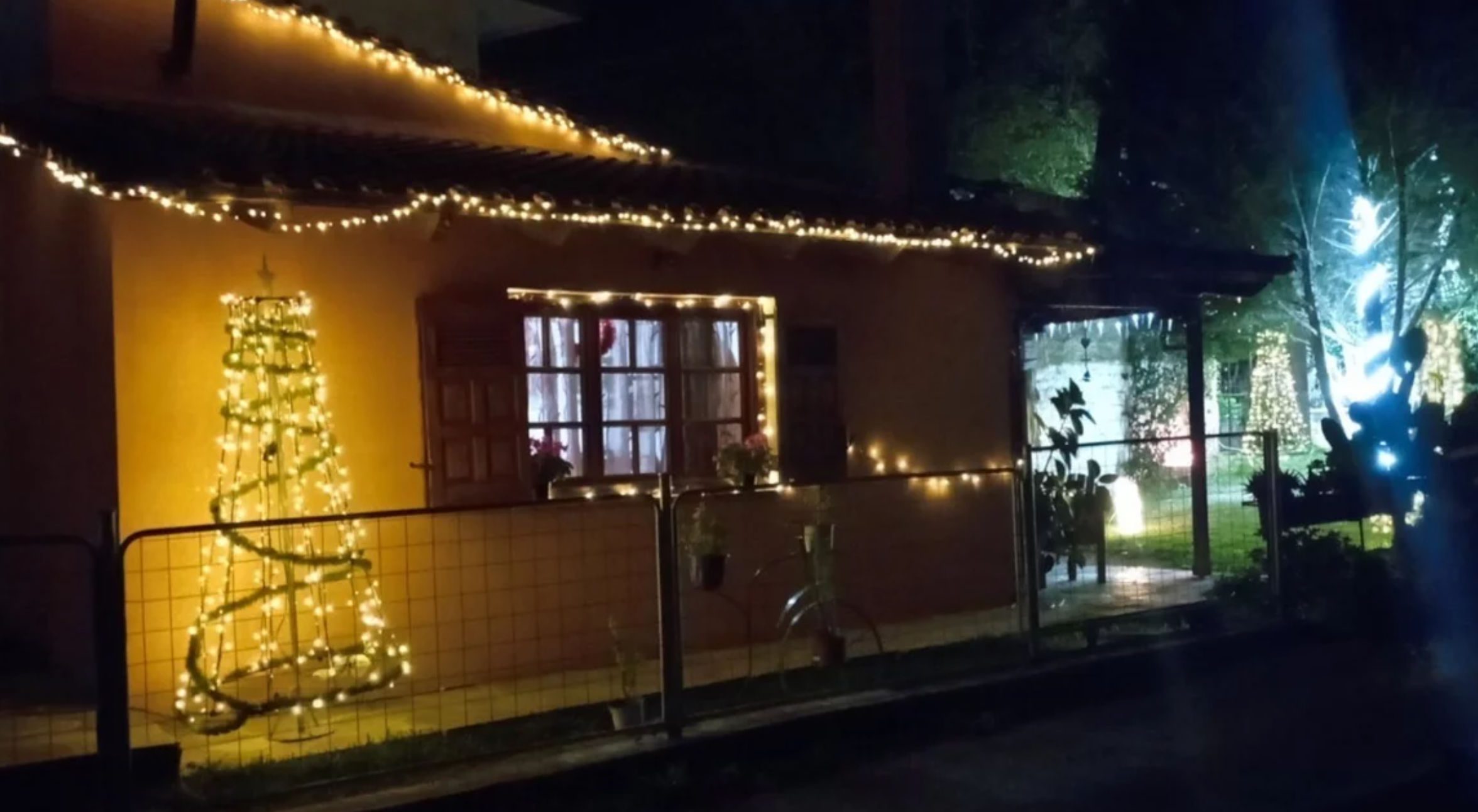 Εύβοια: Το σπίτι με τα 6.000 Χριστουγεννιάτικα λαμπάκια που συγκινεί