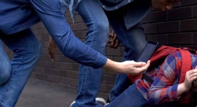 Άγριος ξυλοδαρμός μαθητή έξω από ΕΠΑΛ στην Πάτρα – Του έσπασαν τη μύτη