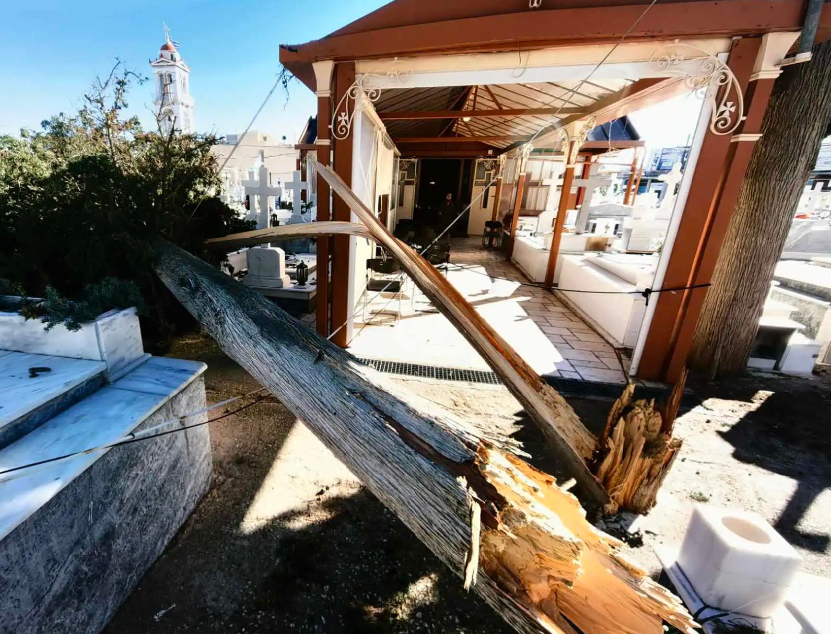 Μεγάλες ζημιές υπέστη κοιμητήριο από πτώση δέντρων (pics)
