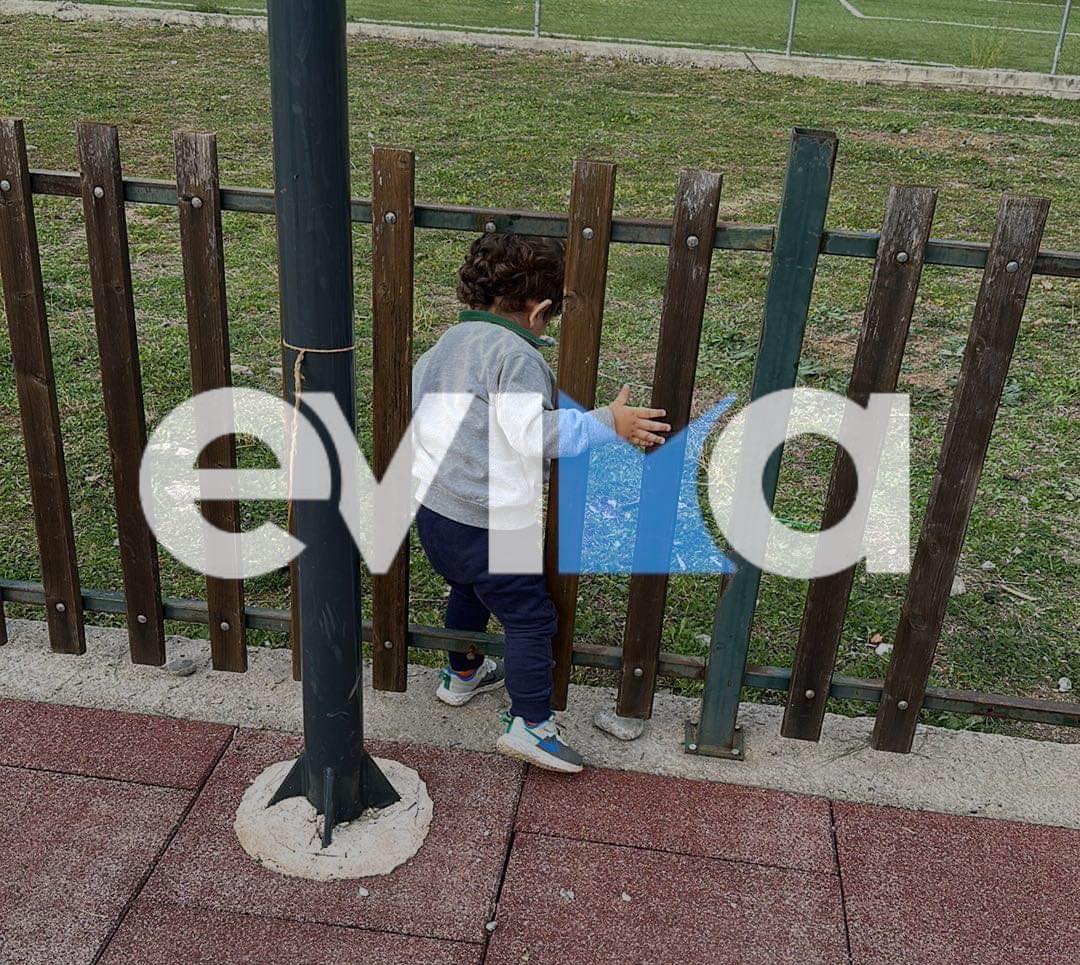 Σπασμένα κάγκελα σε παιδική χαρά της Εύβοιας: «Κινδυνεύουν τα παιδιά μας», λένε οι γονείς (pics)