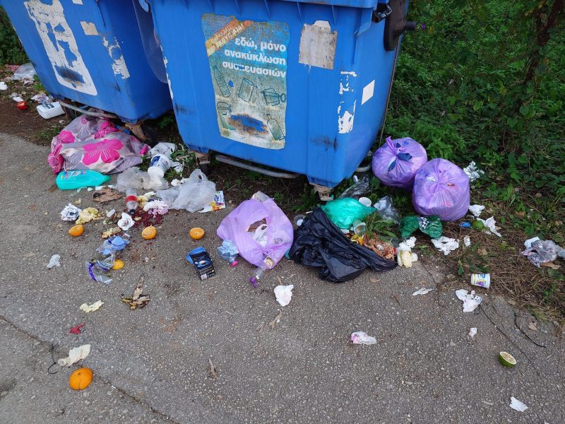 Εύβοια… «το μεγαλείο σου»: Ασυνείδητοι πετούν σκουπίδια έξω από τους κάδους – Αδιανόητες εικόνες