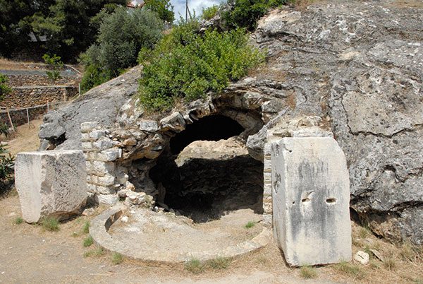 Η μυστηριώδης «σπηλιά του Σύλλα» στην Εύβοια