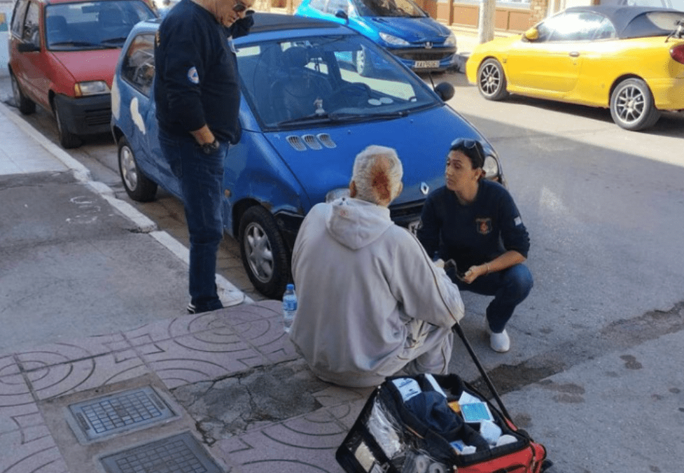 Εύβοια: Εθελοντές έσωσαν ηλικιωμένο που έπεσε στο οδόστρωμα