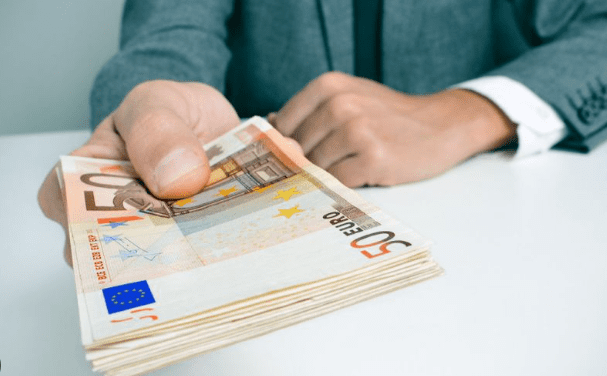 Έρχεται νέο επίδομα 1300 ευρώ – Ποιοι και πώς θα το πάρουν