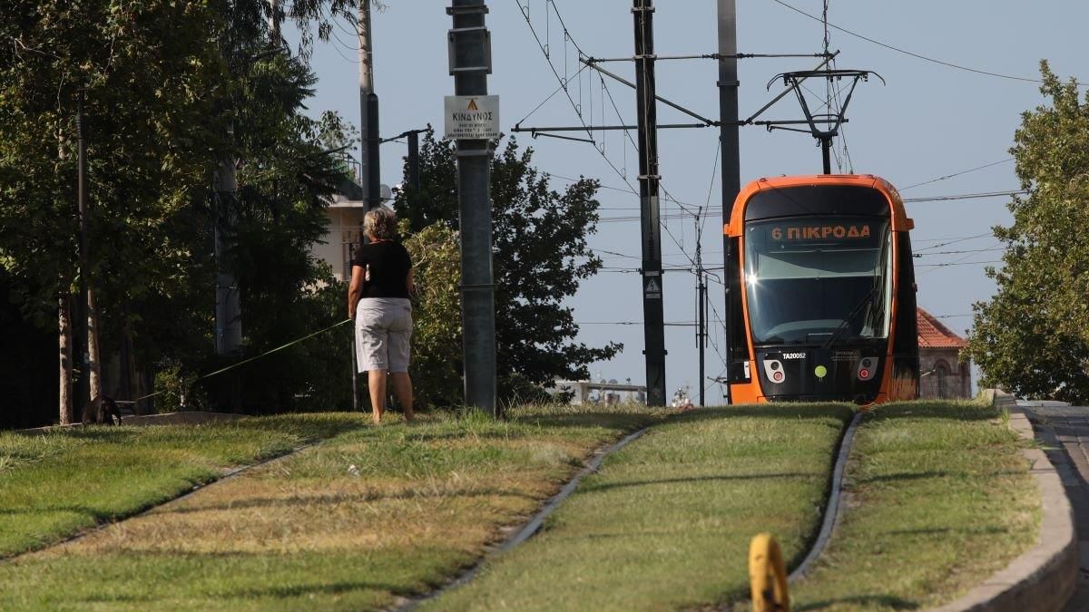 Σε κρίσιμη κατάσταση νοσηλεύεται 51χρονος που παρασύρθηκε από το Τραμ