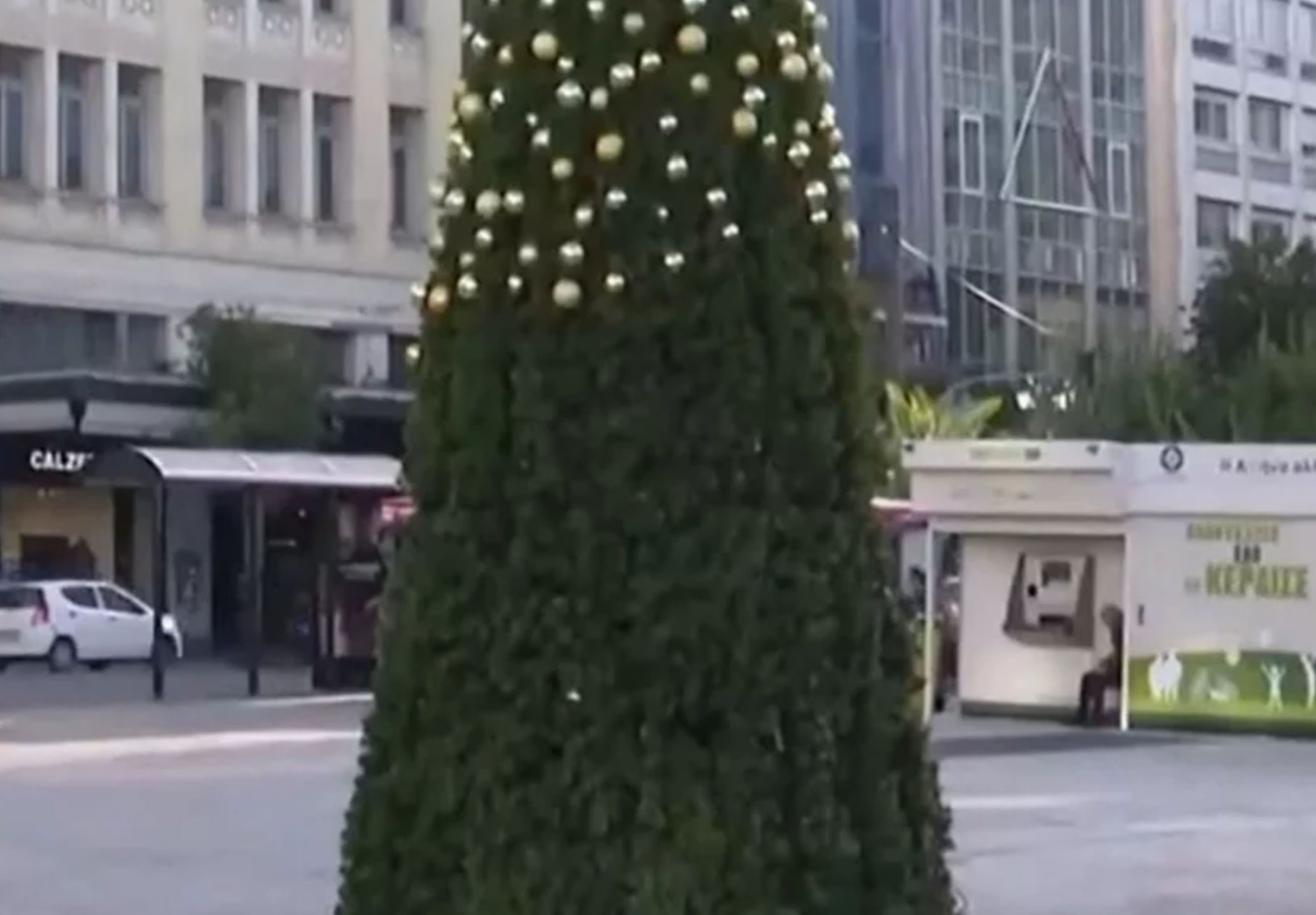 Τραγικό: Έκλεψαν τις μπάλες από χριστουγεννιάτικο δένδρο σε πλατεία