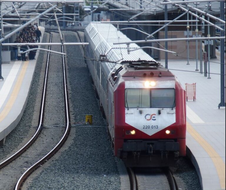 Κακοκαιρία: Ακινητοποιήθηκε το τρένο Intercity μεταξύ Αφιδνών και Αγίου Στεφάνου λόγω πτώσης δέντρων