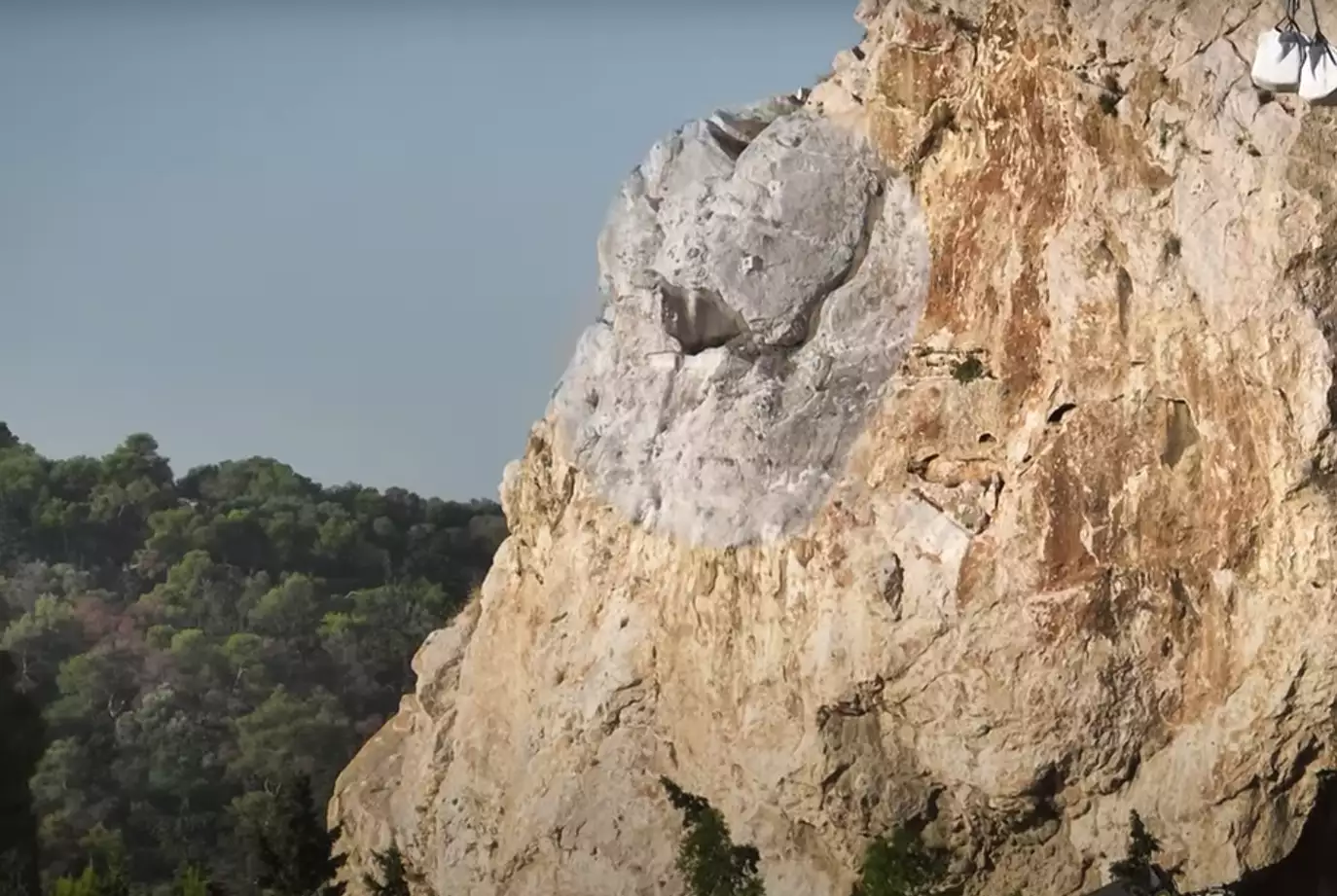 Το μυστήριο με το λαξευμένο πρόσωπο άνδρα στον ιερό βράχο της Ακρόπολης