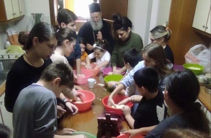 Εύβοια: Παιδάκια ζύμωσαν πρόσφορα για τα Χριστούγεννα παρουσία Μητροπολίτη