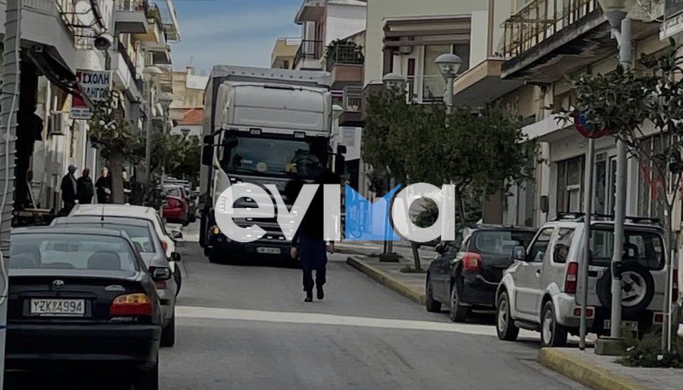 Εύβοια: Νέο κυκλοφοριακό χάος στο Αλιβέρι – Φορτηγό «σφήνωσε» στο κέντρο της πόλης