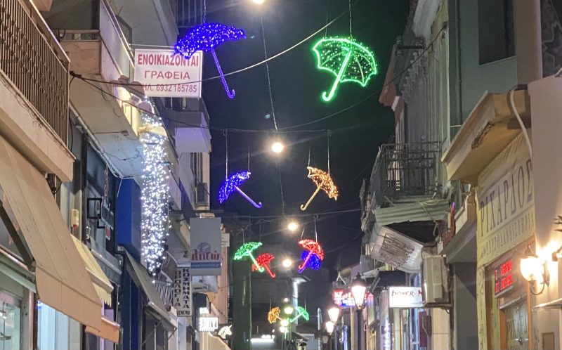 Οι δρόμοι «όνειρο» στη Χαλκίδα: Πού αλλού θα βρείτε τις μαγικές ομπρέλες