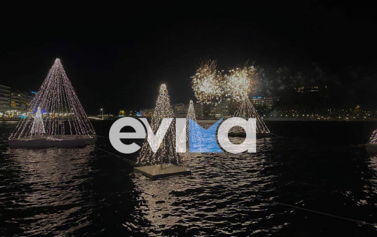 Χριστούγεννα στην Εύβοια: Άναψαν τα υδάτινα δέντρα στη Χαλκίδα – Μαγικές εικόνες και βίντεο
