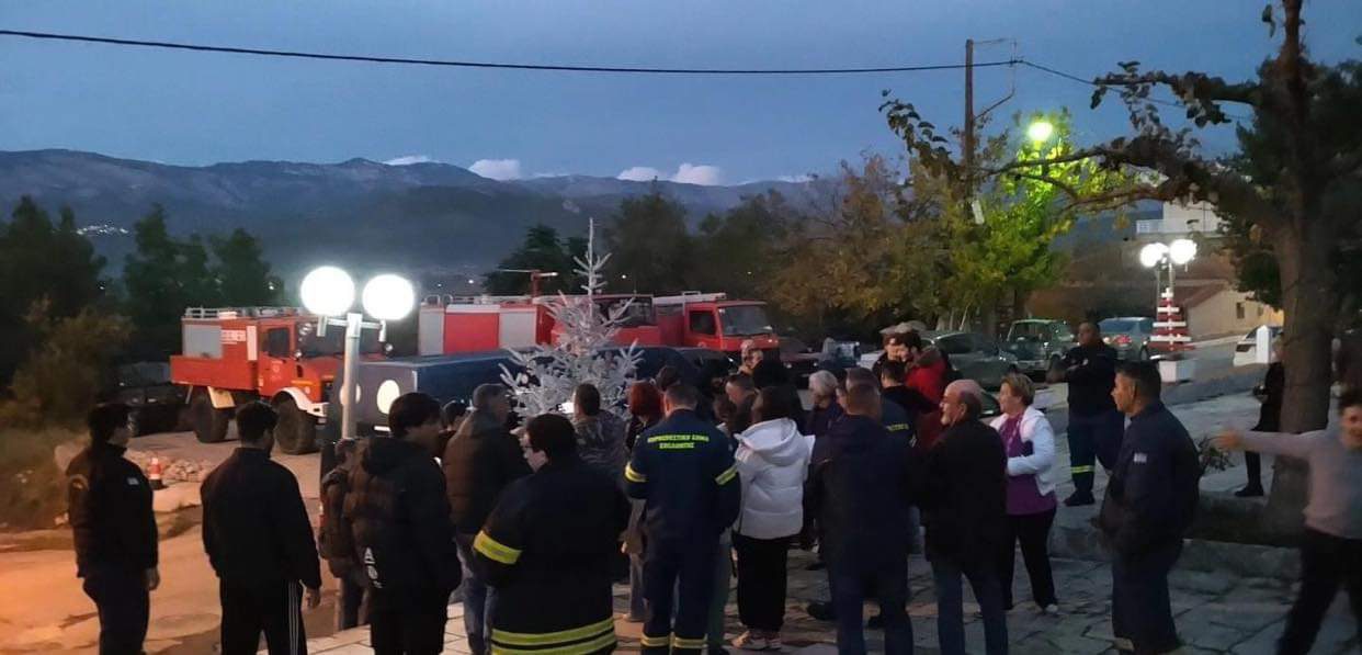 Χριστούγεννα στην Εύβοια: Πυροσβέστες στόλισαν το δέντρο του εθελοντισμού (εικόνες)
