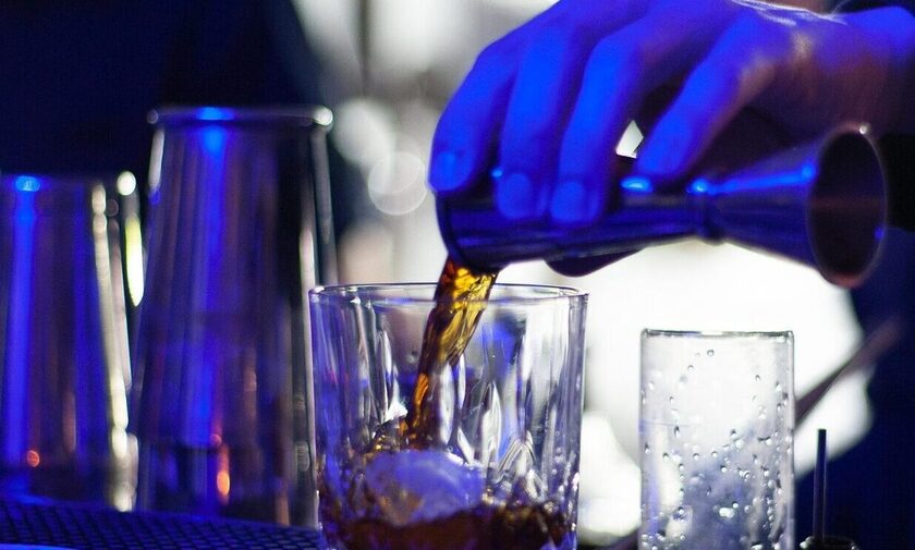 Προσοχή στα ποτά «μπόμπες»: Οι παγίδες της νύχτας – Πώς να τα αποφύγουμε