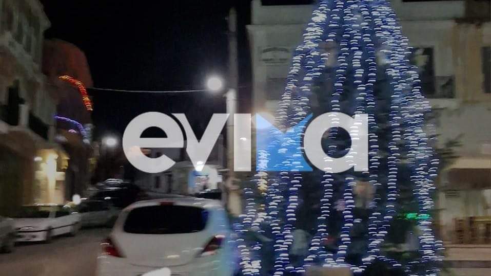 Εύβοια: Οδηγός πάρκαρε μπροστά στο Χριστουγεννιάτικο δέντρο και….πήρε σβάρνα τα λαμπιόνια (εικόνα)