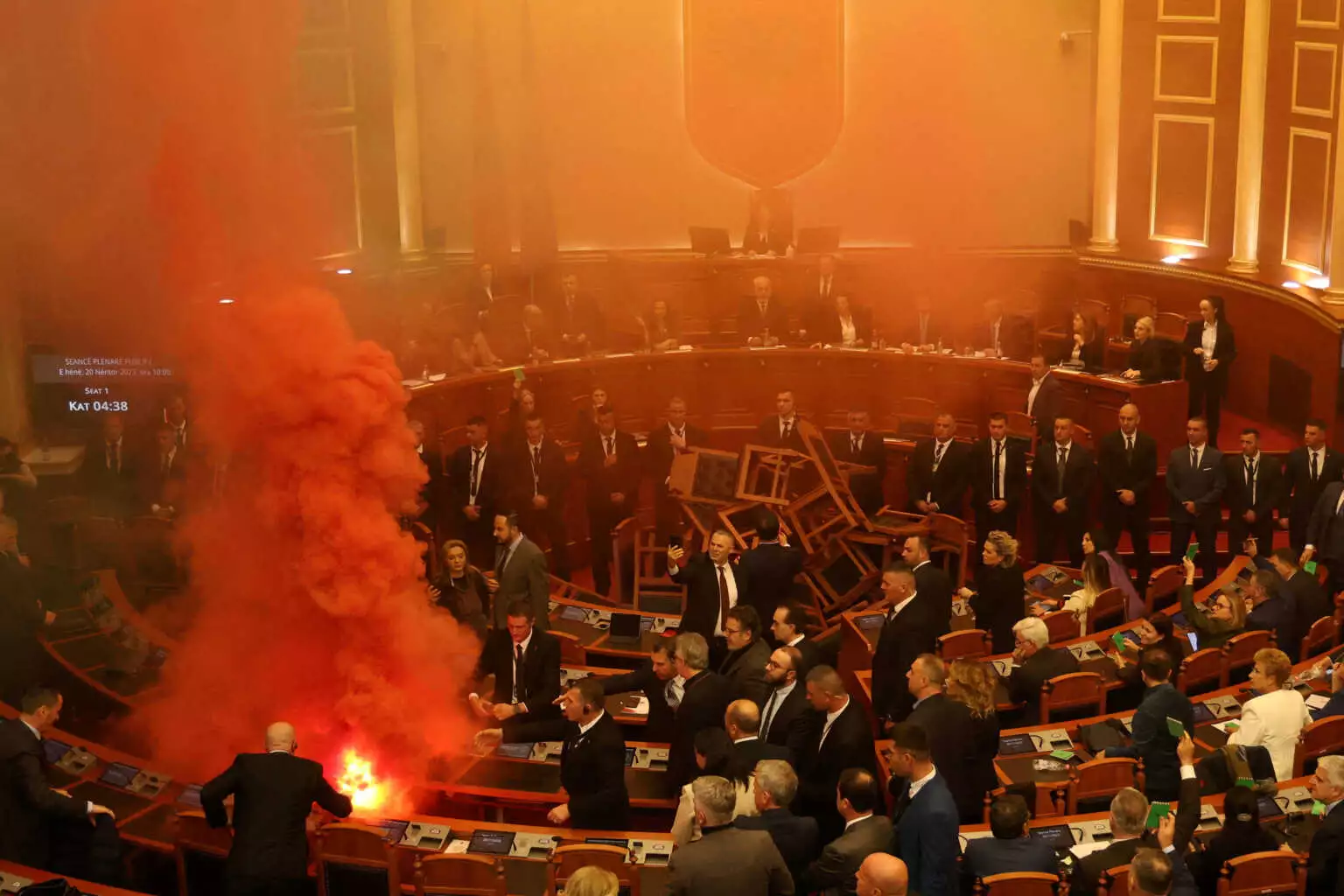 Χάος στο Αλβανικό κοινοβούλιο: Βουλευτές της αντιπολίτευσης άναψαν καπνογόνα