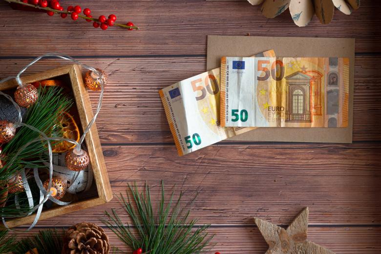 Έκτακτα Δώρα Χριστουγέννων: Μπαράζ πληρωμών από σήμερα – Ποιοι πάνε ταμείο