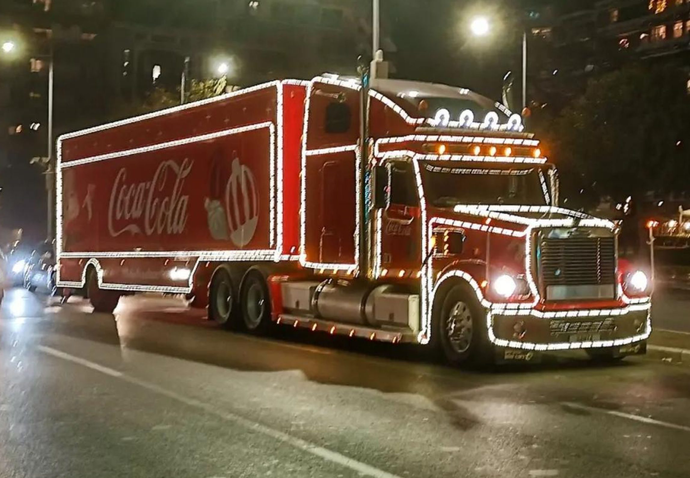 Στους ελληνικούς δρόμους κυκλοφορεί το θρυλικό Χριστουγεννιάτικο φορτηγό της Coca Cola – Που θα το συναντήσετε
