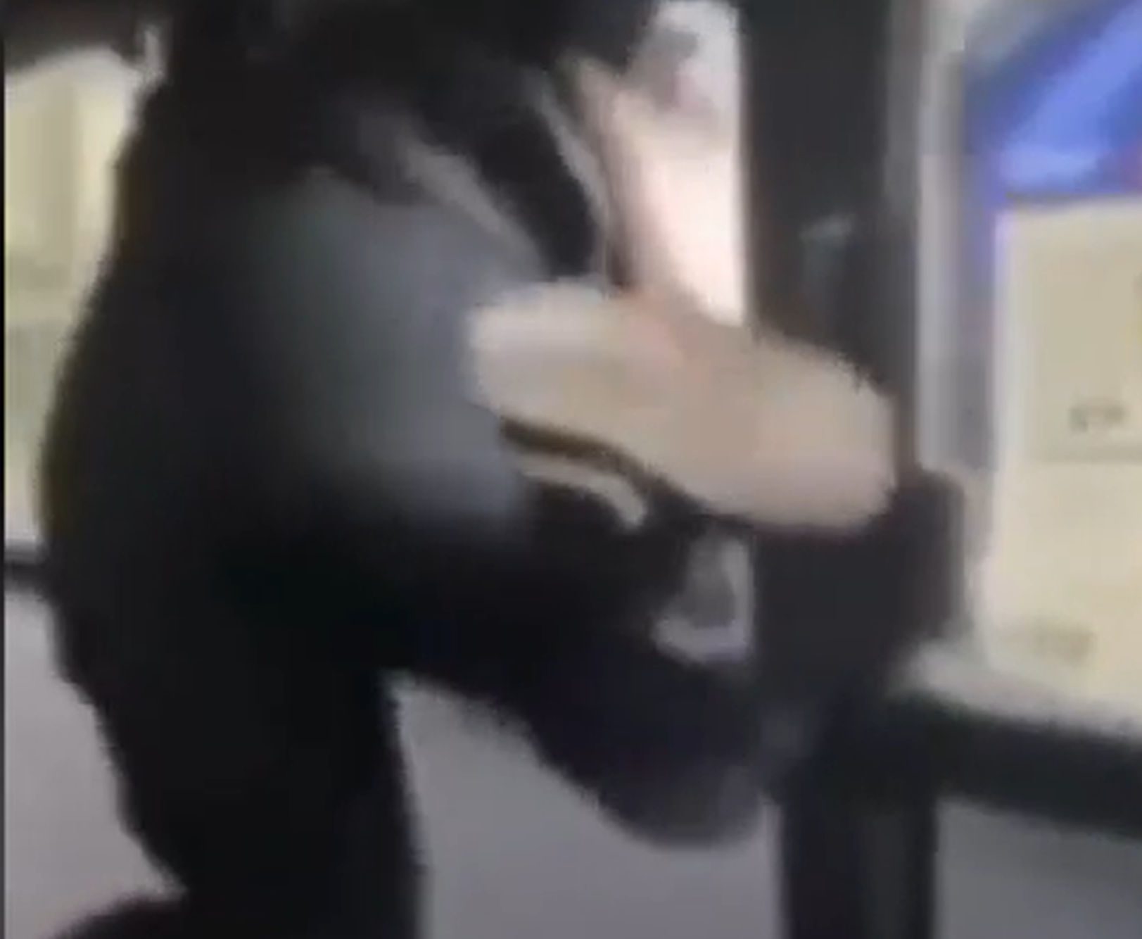Γυναίκα «κομάντο» πήδηξε από παράθυρο αστικού λεωφορείου για να γλιτώσει τον έλεγχο εισιτηρίου (video)