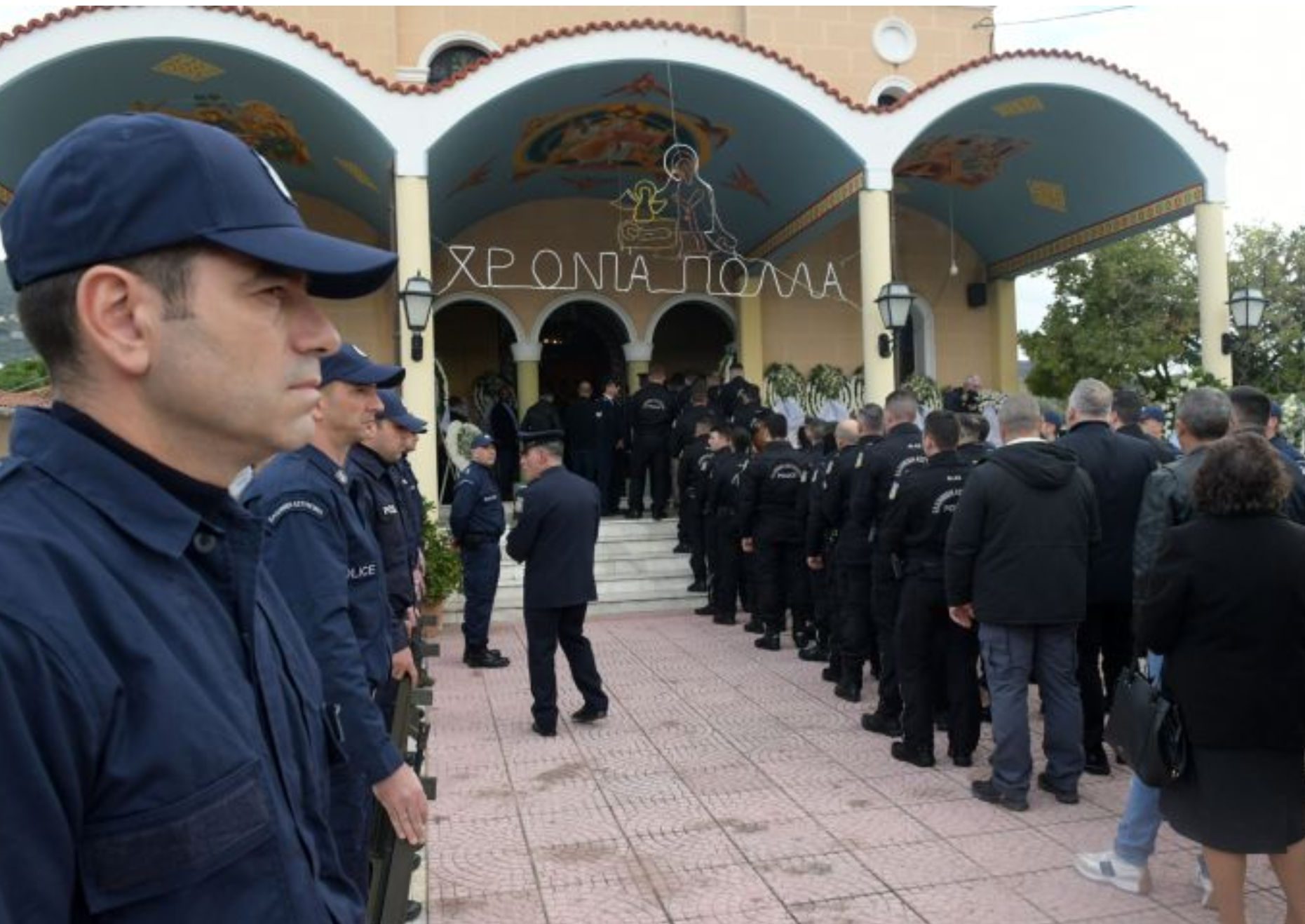 Σε κλίμα οδύνης η κηδεία του 29χρονου αστυνομικού που σκοτώθηκε σε καταδίωξη