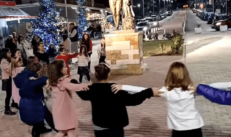 Μαγεία Χριστουγέννων στην Εύβοια: Μικροί, μεγάλοι στον γιορτινό χορό της Θερμοποτάμου