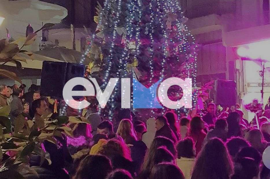 Χριστούγεννα στην Εύβοια: Εντυπωσιακό το άναμμα του δέντρου στο Αλιβέρι παρά τη βροχή (pics&vid)