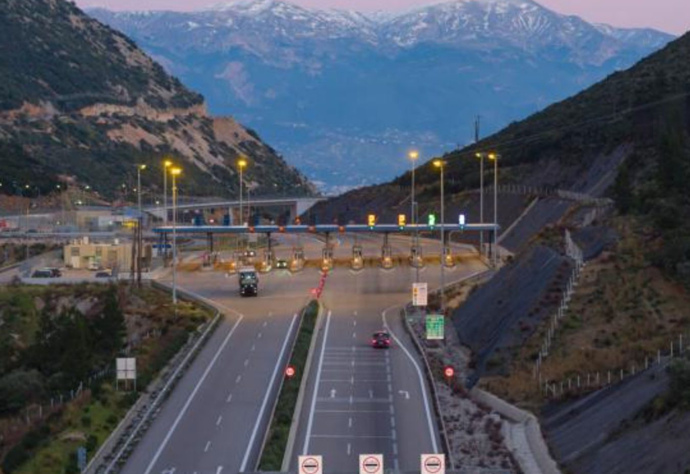 Η άγνωστη λωρίδα και το κόλπο για να γλιτώσετε τις ουρές στα διόδια χωρίς e-pass