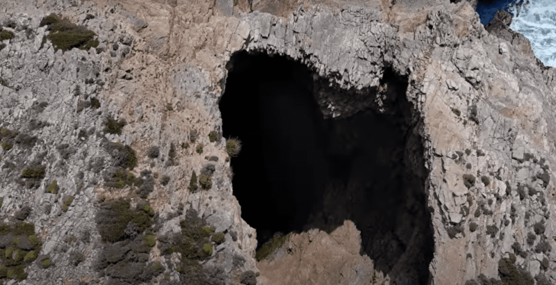 Μωβ Σπήλαιο: Το μυστικό τοπίο της Εύβοιας που θα σας κόψει την ανάσα