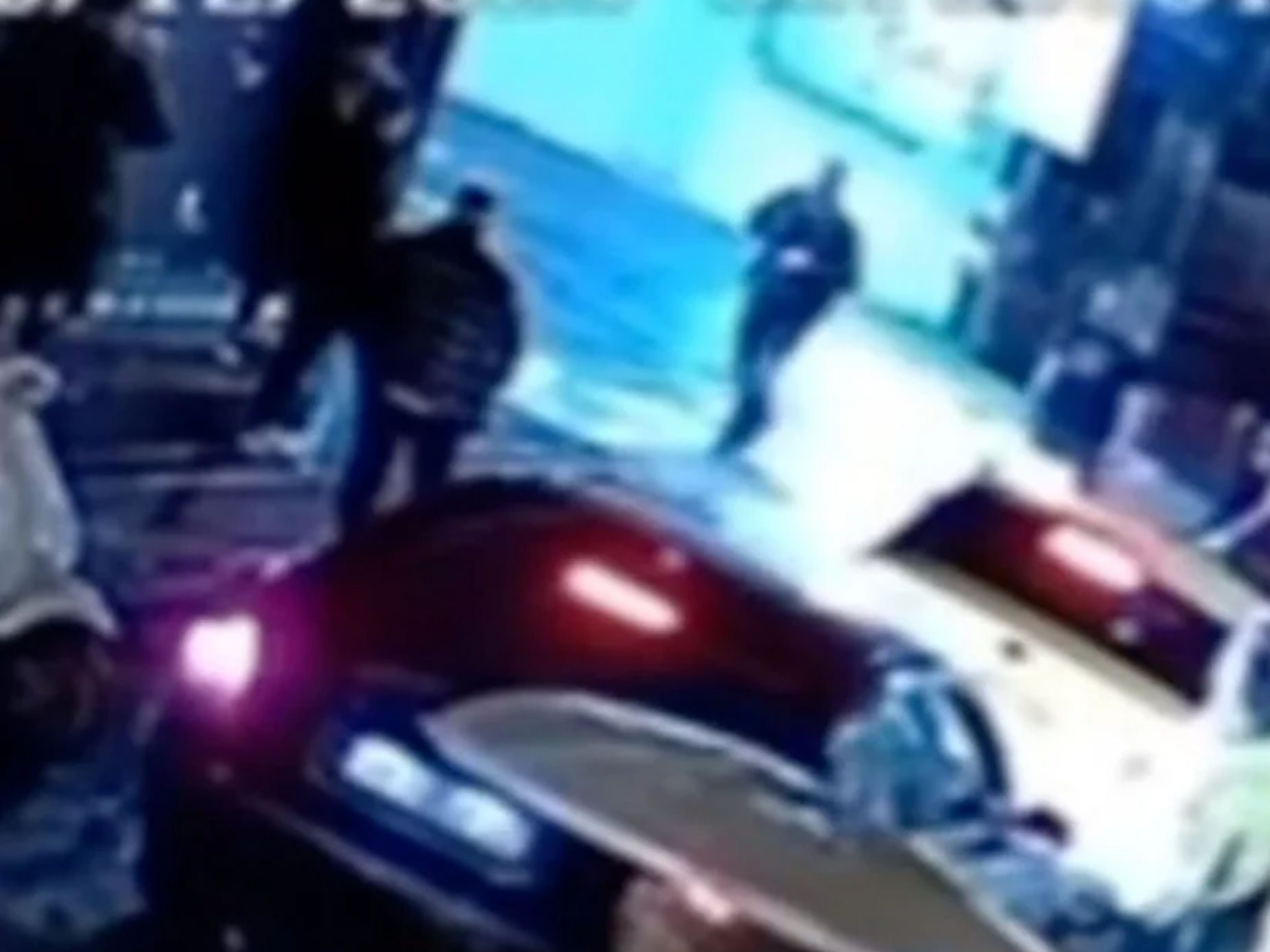 Η σοκαριστική στιγμή που ο δράστης πυροβολεί εν ψυχρώ τους τρεις Κρητικούς στο Γκάζι (video)