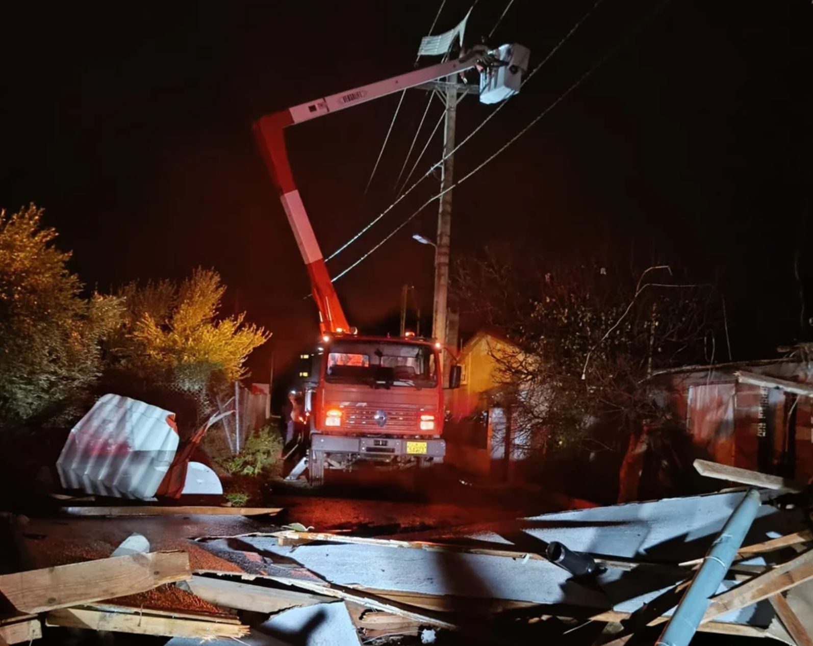 Σοκ: Ανεμοστρόβιλος διέλυσε σπίτι οικογένειας – Στα καλώδια της ΔΕΗ εκσφενδονίστηκε η σκεπή (pics)