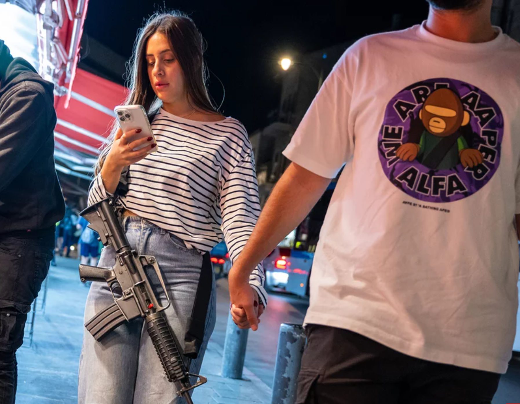 Τρομοκρατημένοι οι κάτοικοι στην Ιερουσαλήμ: Κοπέλα με κινητό και… αυτόματο όπλο σε νυχτερινή βόλτα