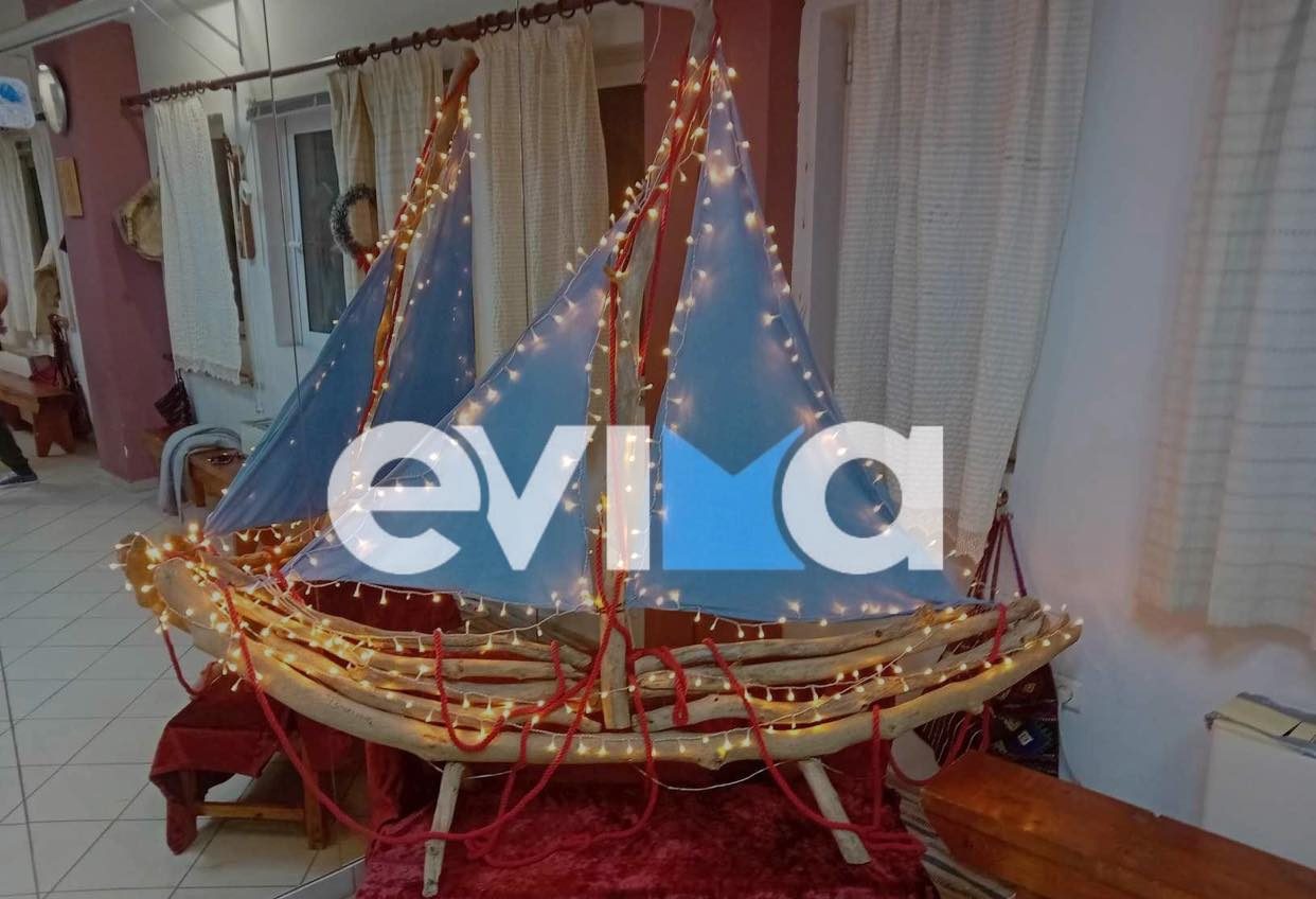 Έφτιαξαν Χριστουγεννιάτικο καραβάκι από ξύλα της θάλασσας στην Εύβοια (εικόνες)