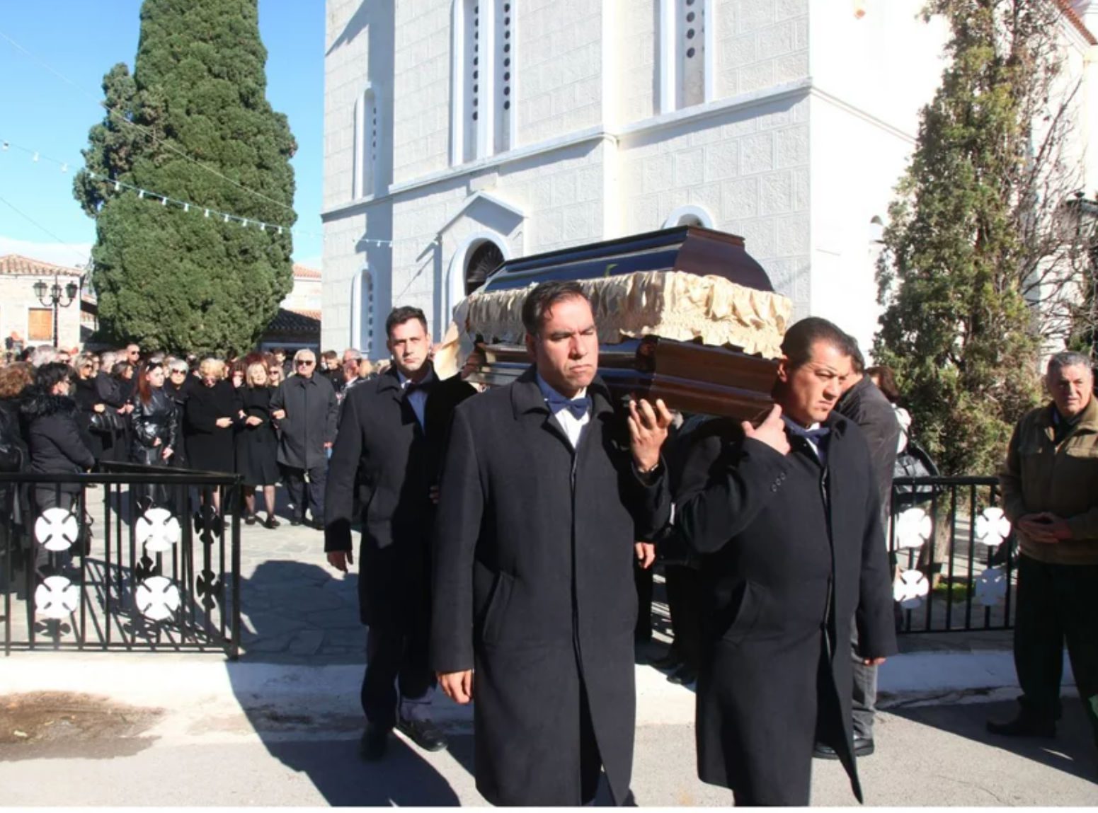 Σπαραγμός στην κηδεία της Γεωργίας στη Σαλαμίνα: Τραγική φιγούρα η μητέρα της [εικόνες]