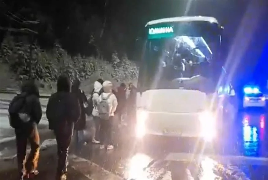 Ταλαιπωρία για 40 επιβάτες του ΚΤΕΛ: Ακινητοποιήθηκε το λεωφορείο λόγω βλάβης μέσα στα χιόνια