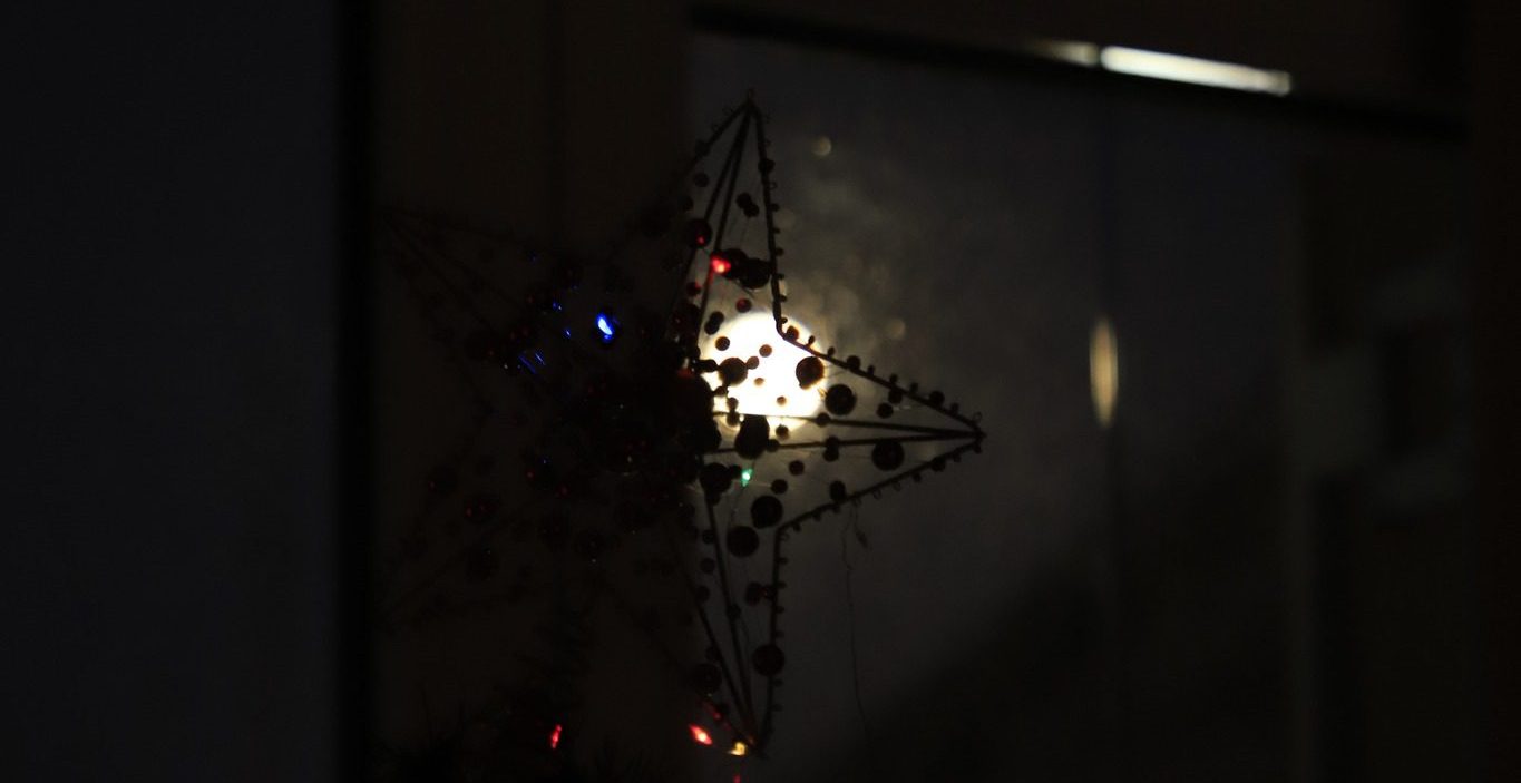 Η Εύβοια «γλύκανε» την ψυχρή Πανσέληνο μέσα από ένα Χριστουγεννιάτικο δέντρο- Μαγευτική εικόνα