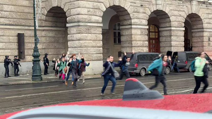 Μακελειό στην Πράγα: Πολλοί νεκροί και δεκάδες τραυματίες από πυροβολισμούς σε Πανεπιστήμιο – Νεκρός ο δράστης