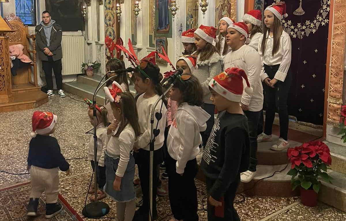 Εύβοια: Ο ιερέας και τα παιδιά του Κατηχητικού που μάγεψαν με τις Χριστουγενιάτικες μελωδίες τους