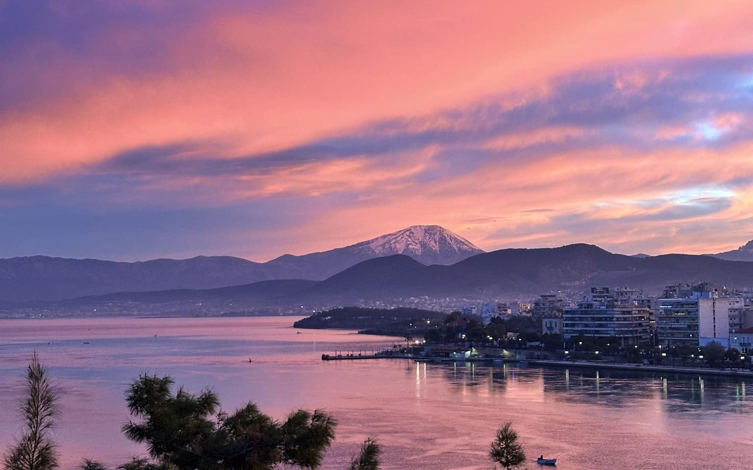 Ξημέρωμα με…ροζ απόχρωση σε ουρανό και θάλασσα της Εύβοιας! Μαγική εικόνα