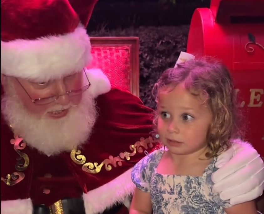 Viral η αντίδραση κοριτσιού όταν τη ρώτησε ο Άγιος Βασίλης αν θέλει να κάτσει στα πόδια του
