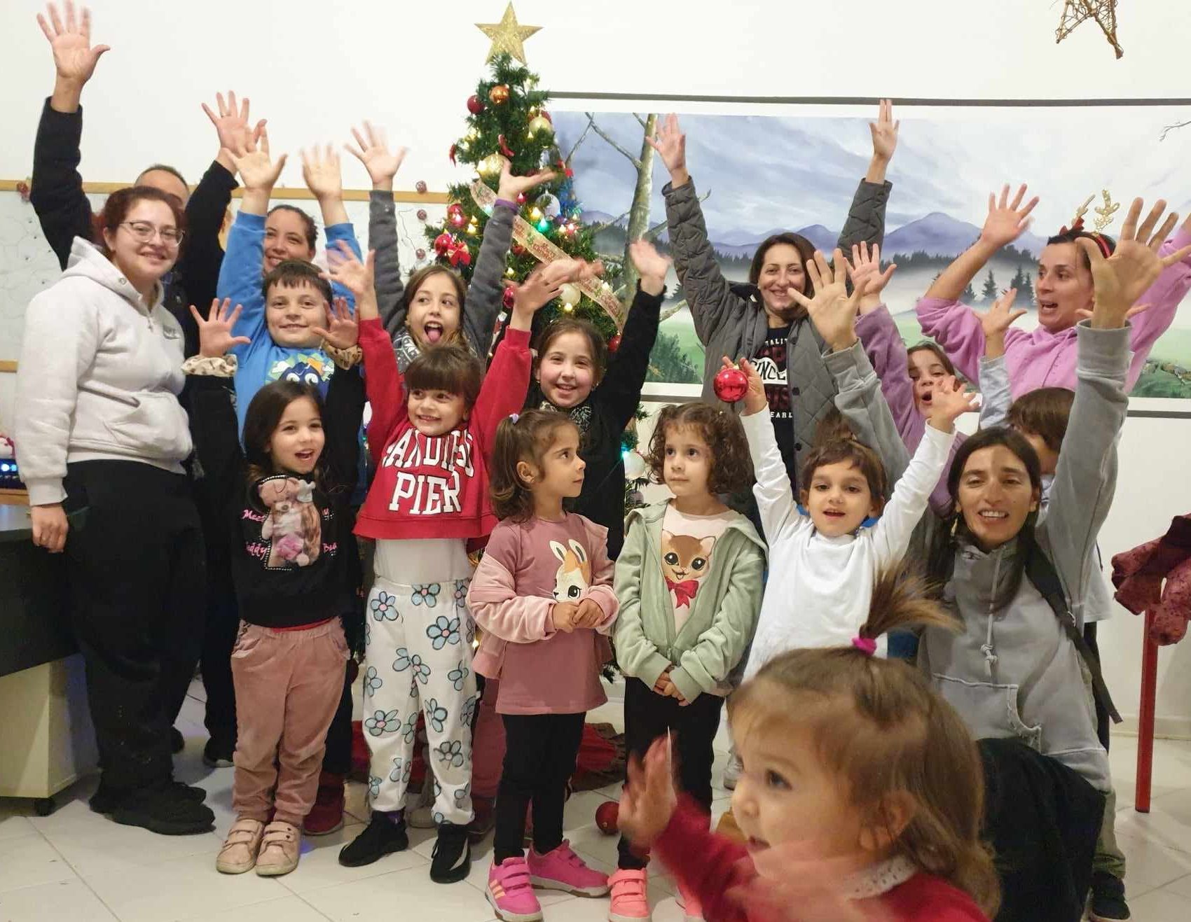 Μήνυμα ελπίδας! Μαθητές στην Εύβοια στόλισαν το Χριστουγεννιάτικο δέντρο της προέδρου (εικόνες)