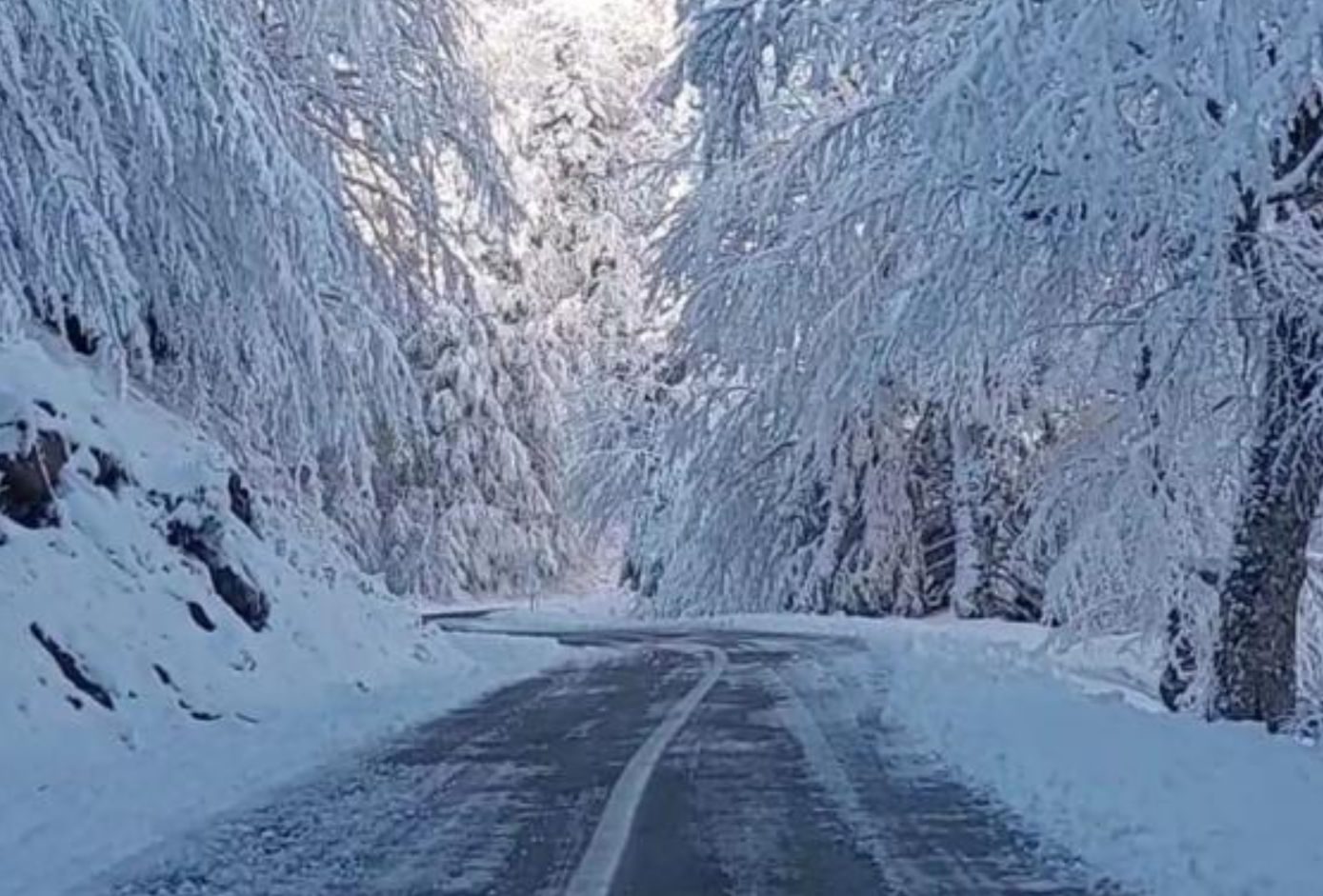 Αυτός είναι ο ομορφότερος χιονισμένος δρόμος της Ελλάδας που μαγεύει (video)