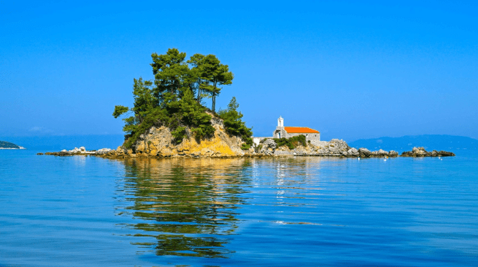 Αυτό είναι το «άγνωστο» νησί της Εύβοιας που γιορτάζει σήμερα