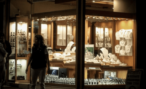 Ριφιφί σε πασίγνωστο κοσμηματοπωλείο – Στις 200.000 ευρώ η λεία του δράστη