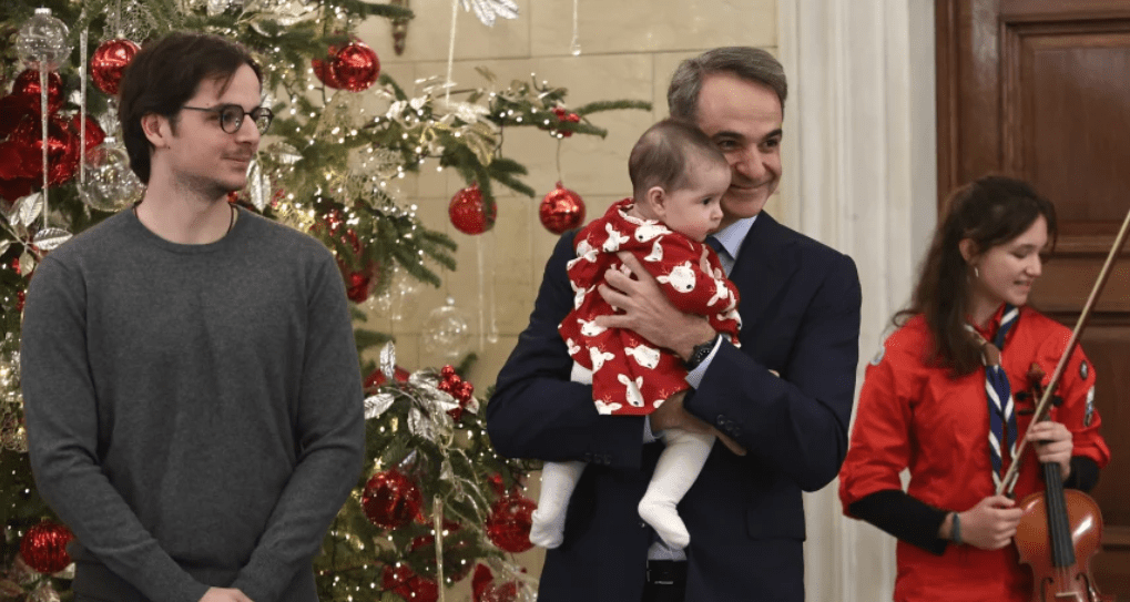 Μητσοτάκης: Ακουσε τα κάλαντα από το Σώμα Ελλήνων Προσκόπων