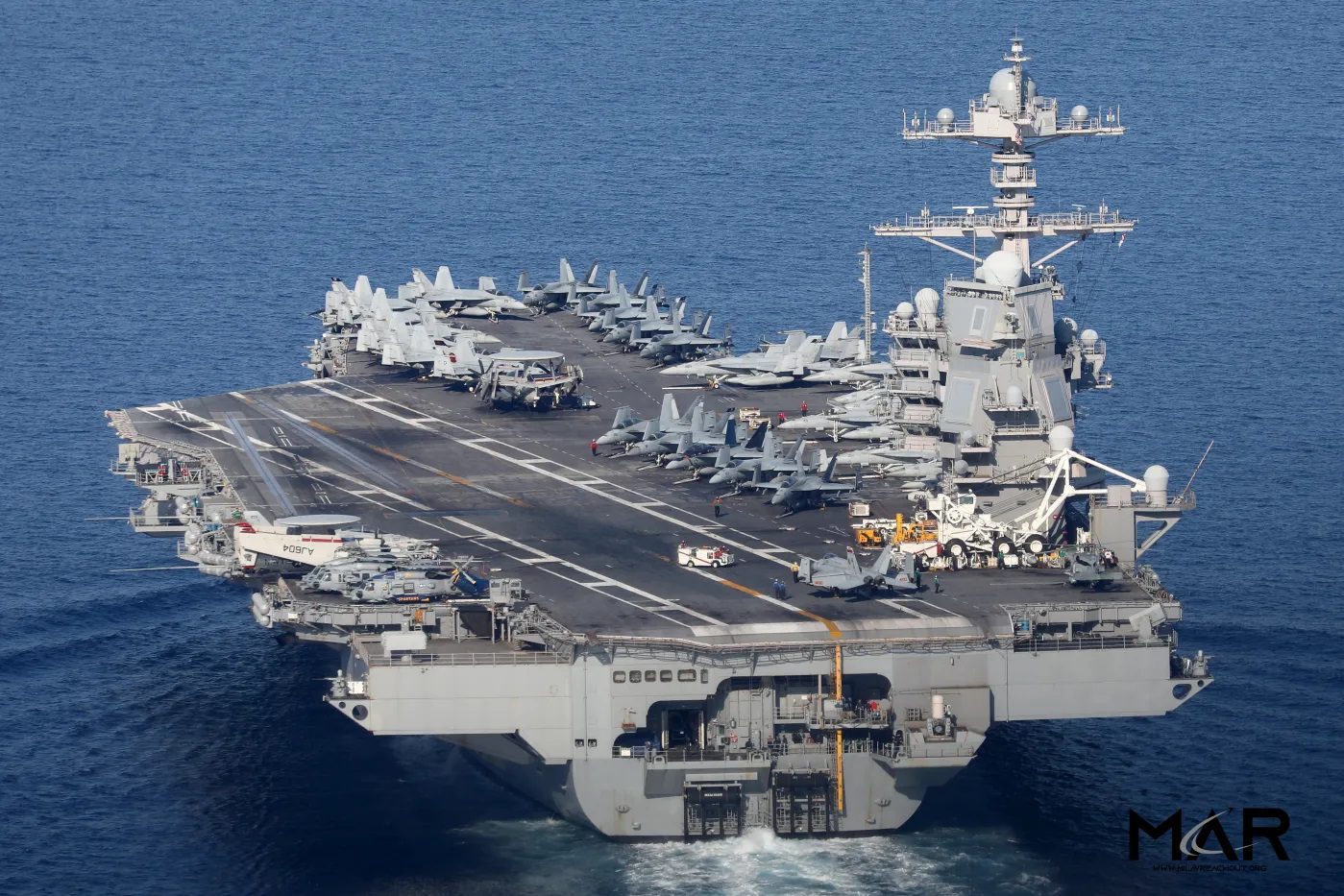Δεσπόζει και εντυπωσιάζει το αμερικανικό αεροπλανοφόρο «USS Gerald Ford» που βρίσκεται στη Σούδα