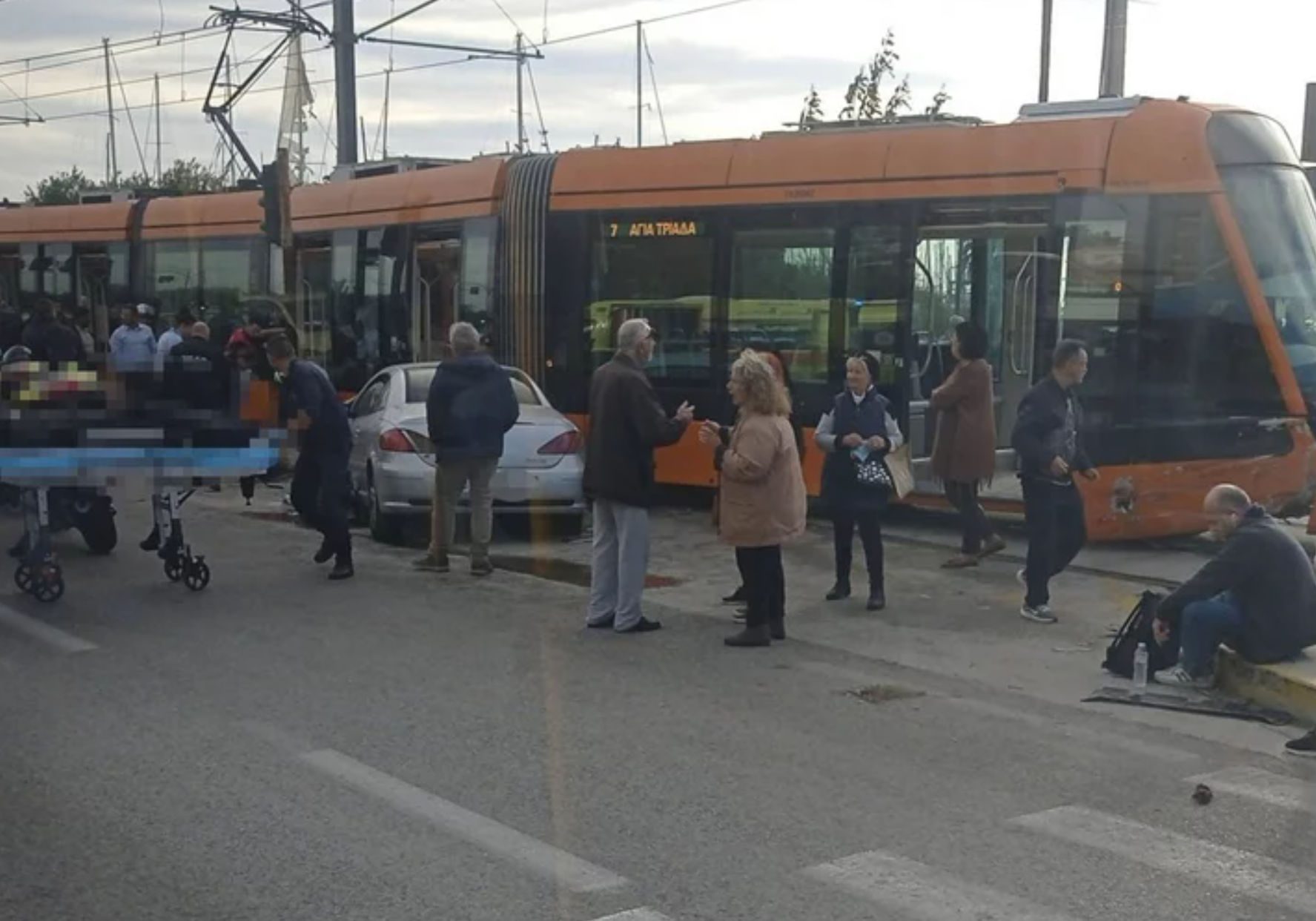 Σύγκρουση τραμ με αυτοκίνητο: Μία γυναίκα νεκρή και ένας άνδρας βαριά τραυματίας στο Παλαιό Φάληρο