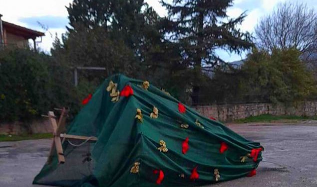 Ο αέρας και τα μποφόρ τα κατέστρεψαν Χριστουγεννιάτικο δέντρο στην Εύβοια