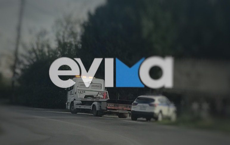 Τροχαίο στην Εύβοια: Δύο ΙΧ μετά από σφοδρή σύγκρουση εκτοπίστηκαν σε μάντρα καταστήματος