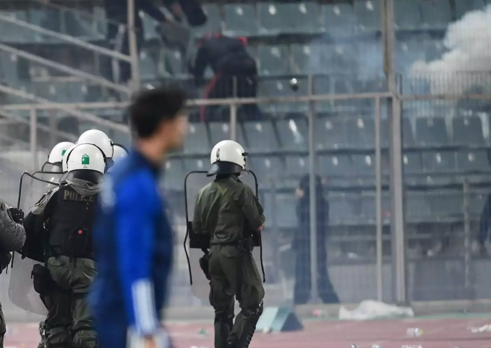 Βόλος – Ολυμπιακός: Επεισόδια έξω από το Πανθεσσαλικό ανάμεσα σε οπαδούς και αστυνομία
